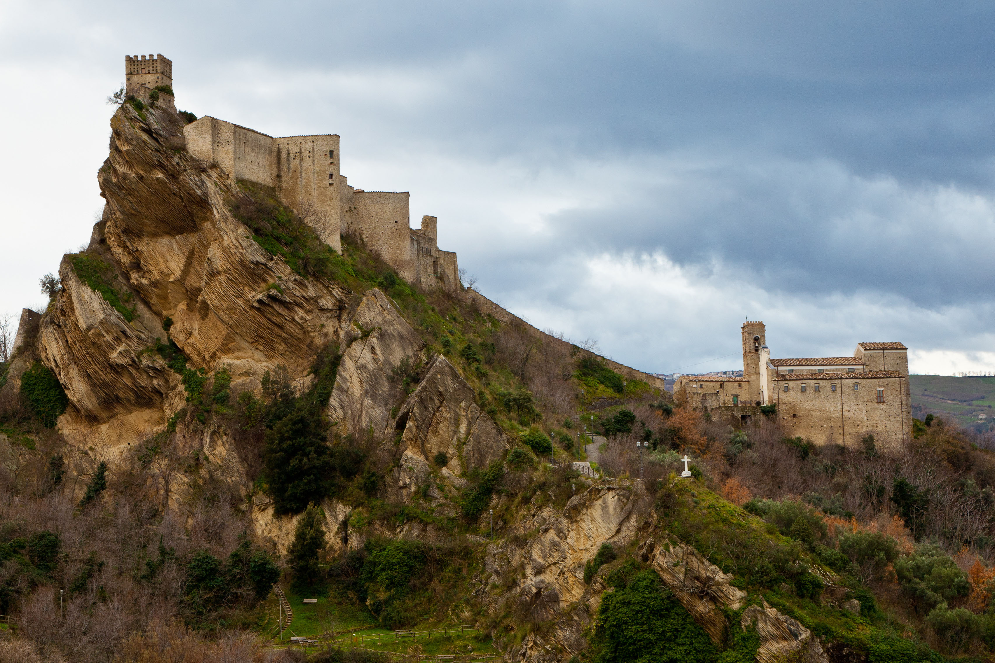 Abruzos: Castillo de Roccascalegna - Roccascalegna | Secret World Trip Planner