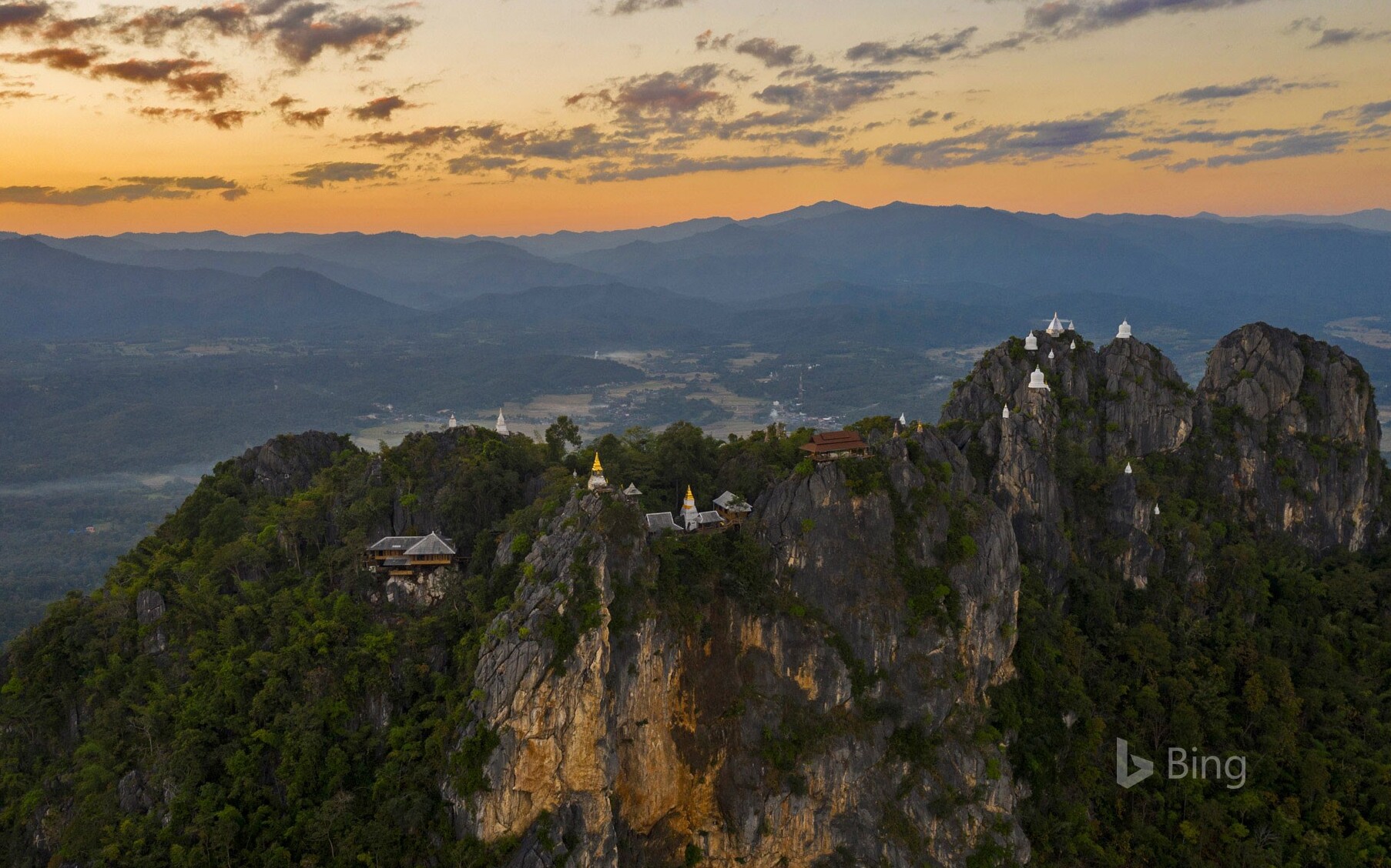 El templo de Wat Chaloem, uno de los viajes de un día más aventureros — Wichet Nakhon