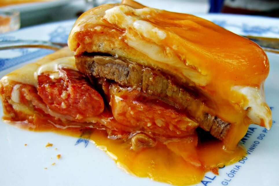 La francesinha ist das typische Gericht von Porto - Porto | Secret World Trip Planner