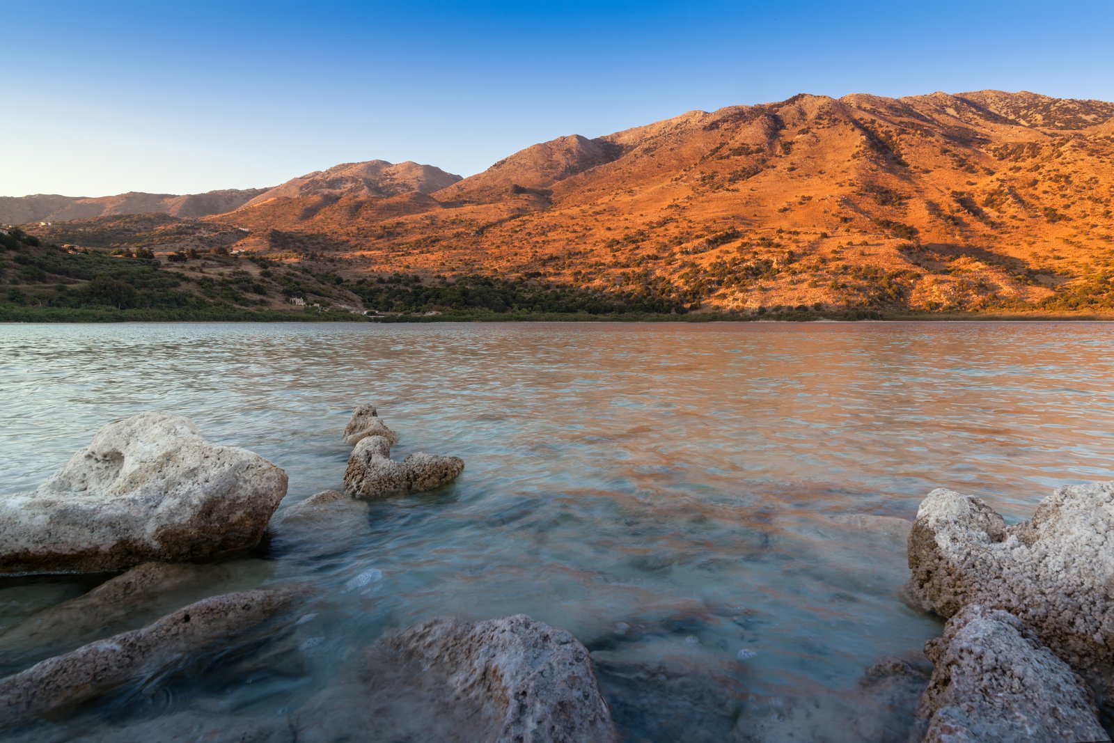 Het meer van Kournas op Kreta - Курна | Secret World Trip Planner