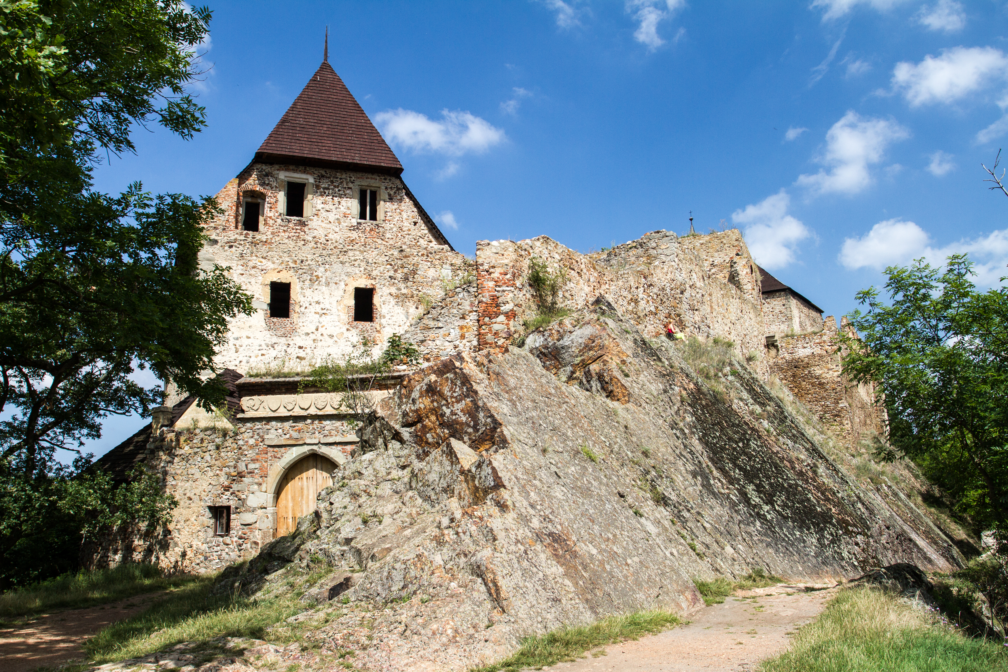 ಟನ್ ರೋಲರ್ ಕ್ಯಾಸಲ್  - ?erné jezero | Secret World Trip Planner
