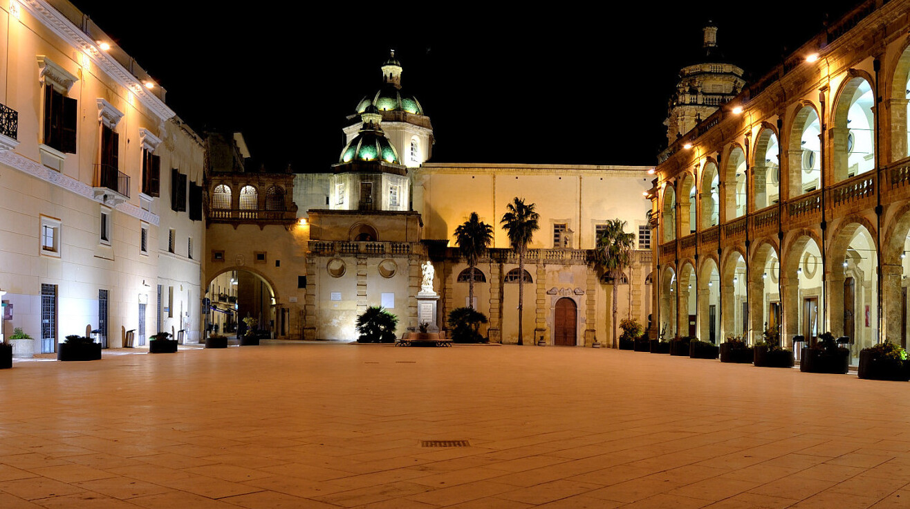 Plaza de la República y Catedral de San Salvador - Mazara del Vallo | Secret World Trip Planner