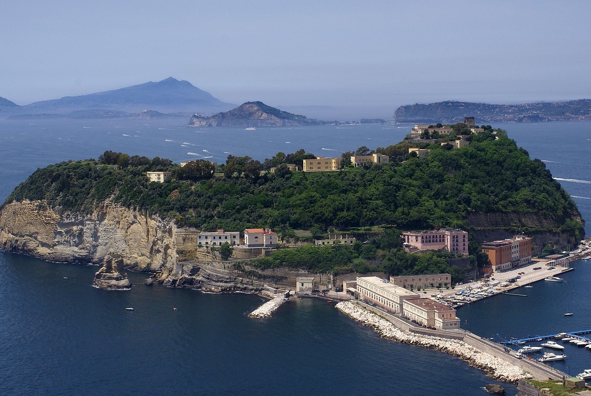 Procida: Baño penal borbónico, antes Palacio D'Avalos - Procida | Secret World Trip Planner
