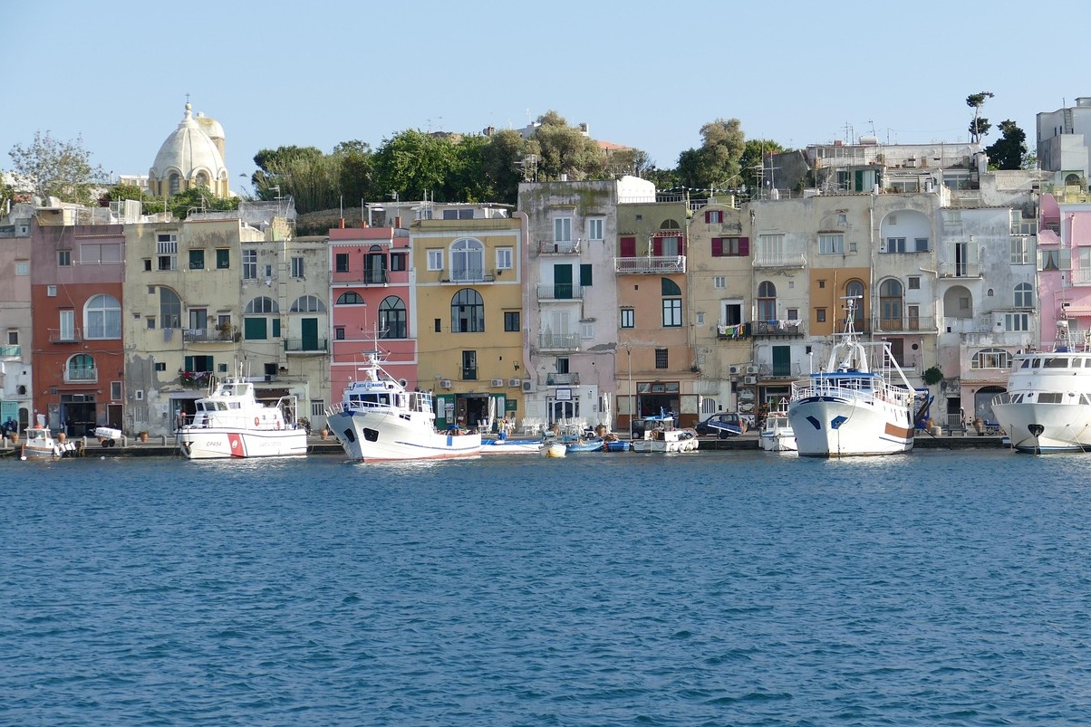 Procida: Baño penal borbónico, antes Palacio D'Avalos - Procida | Secret World Trip Planner