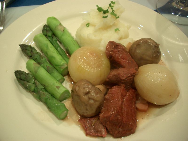Boeuf bourguignon is a traditional French meal - Borgogna | Secret World Trip Planner