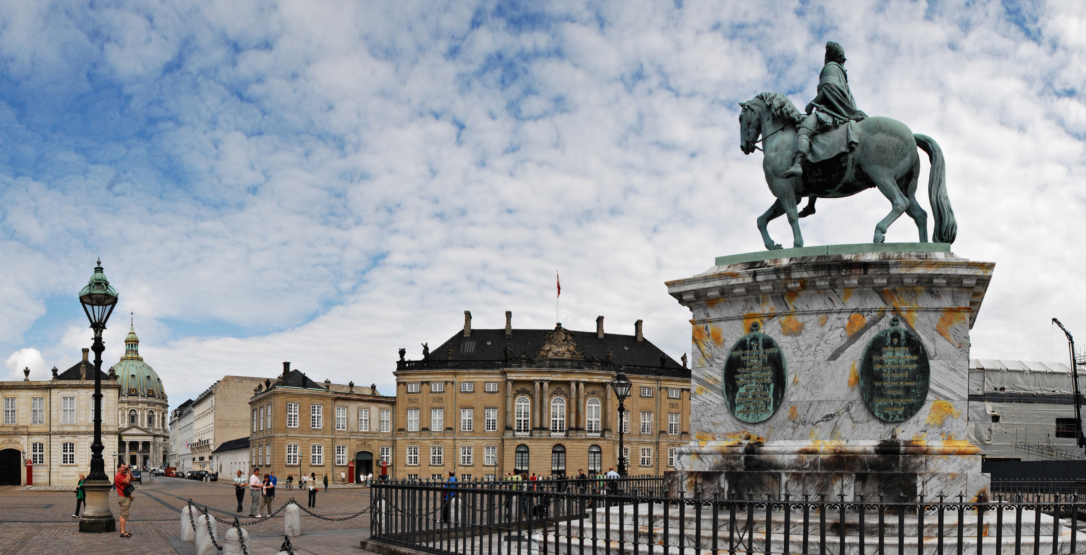 Amalienborg, zimsko bivališče danskih kraljev - København | Secret World Trip Planner