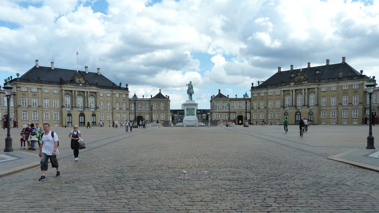Amalienborg, zimsko bivališče danskih kraljev - København | Secret World Trip Planner