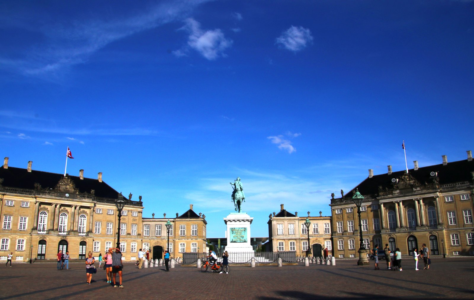 Amalienborg, zimsko bivališče danskih kraljev - København | Secret World Trip Planner