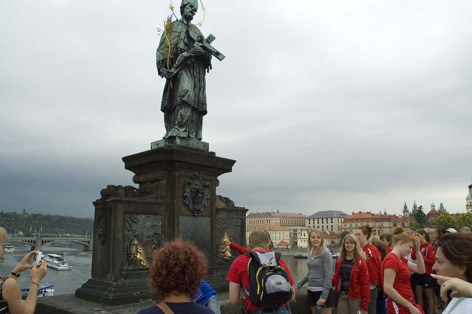 The Charles Bridge: the statues that fulfill wishes - Karlův most | Secret World Trip Planner