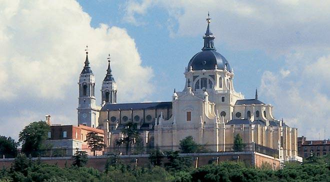 სანტა მარია ლა რეალ დე ლა ალმუდენას ტაძარი - Madrid | Secret World Trip Planner