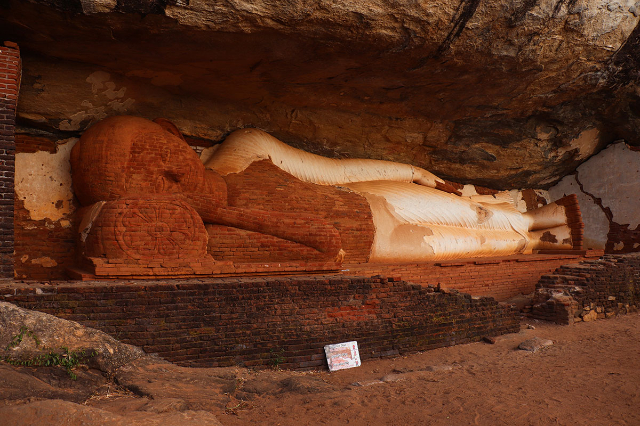 Le rocher de Pidurangala et la statue de Bouddha - Sigiriya | Secret World Trip Planner