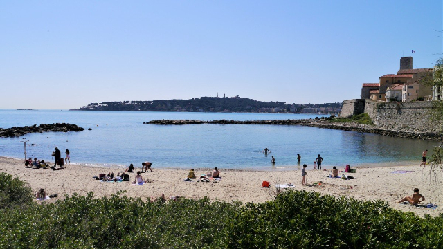 ਗ੍ਰੈਵੇਟ ਬੀਚ - Antibes | Secret World Trip Planner
