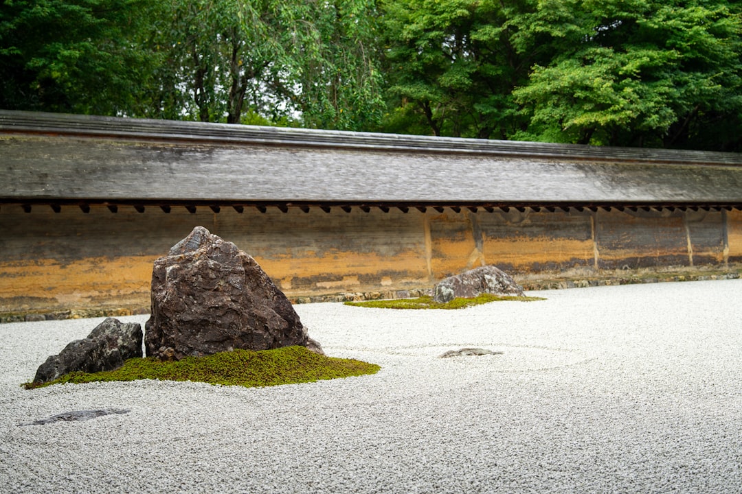 Świątynia Ryoanji i najsłynniejszy ogród skalny w Japonii - Ky?to-shi | Secret World Trip Planner