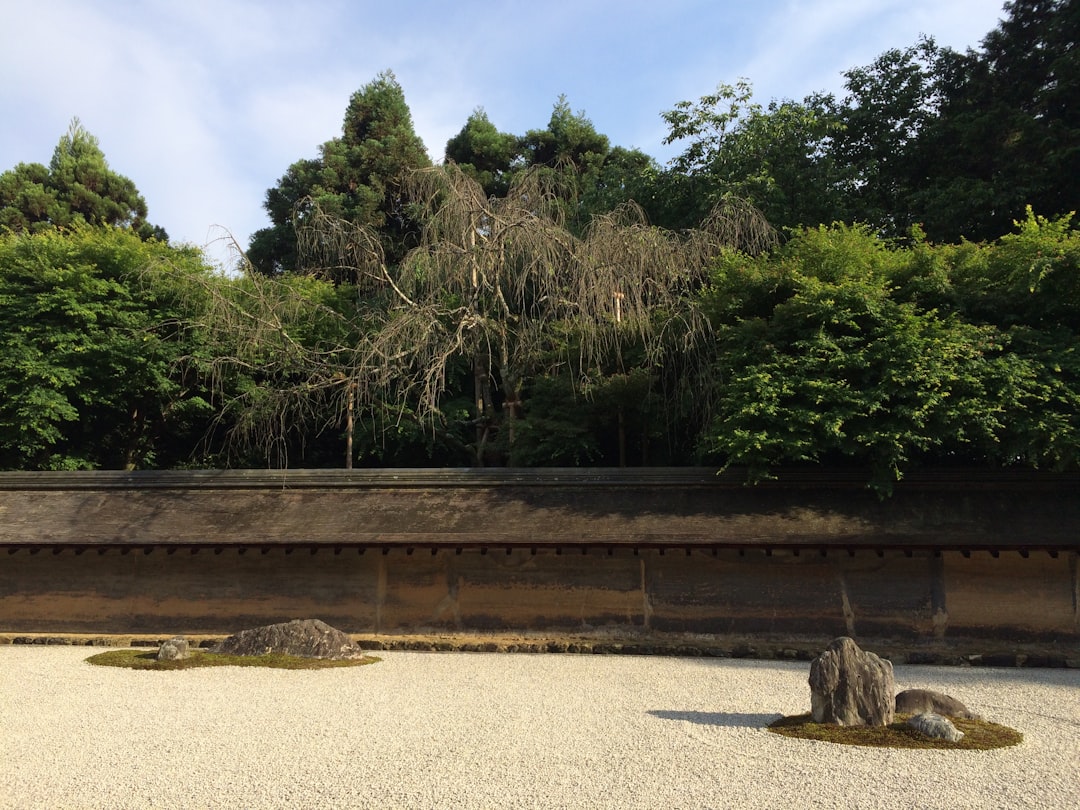 Świątynia Ryoanji i najsłynniejszy ogród skalny w Japonii - Ky?to-shi | Secret World Trip Planner