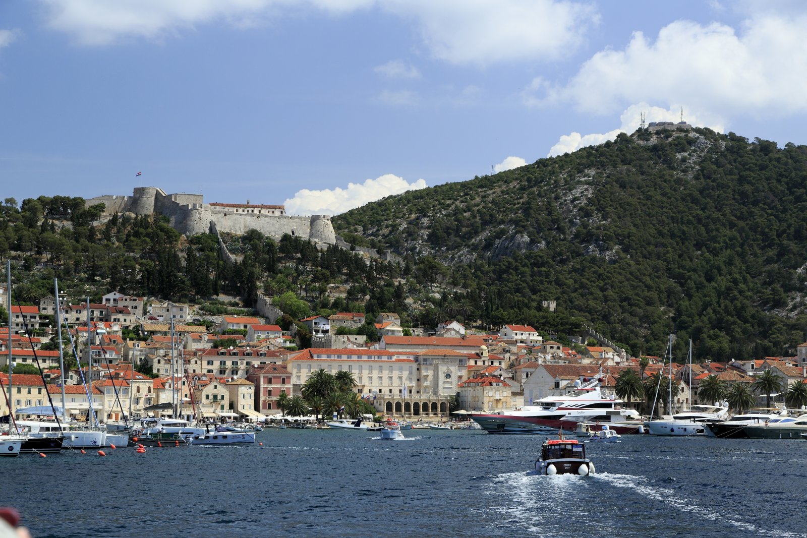 La isla de Hvar: la más famosa costa dálmata - Lesina | Secret World Trip Planner