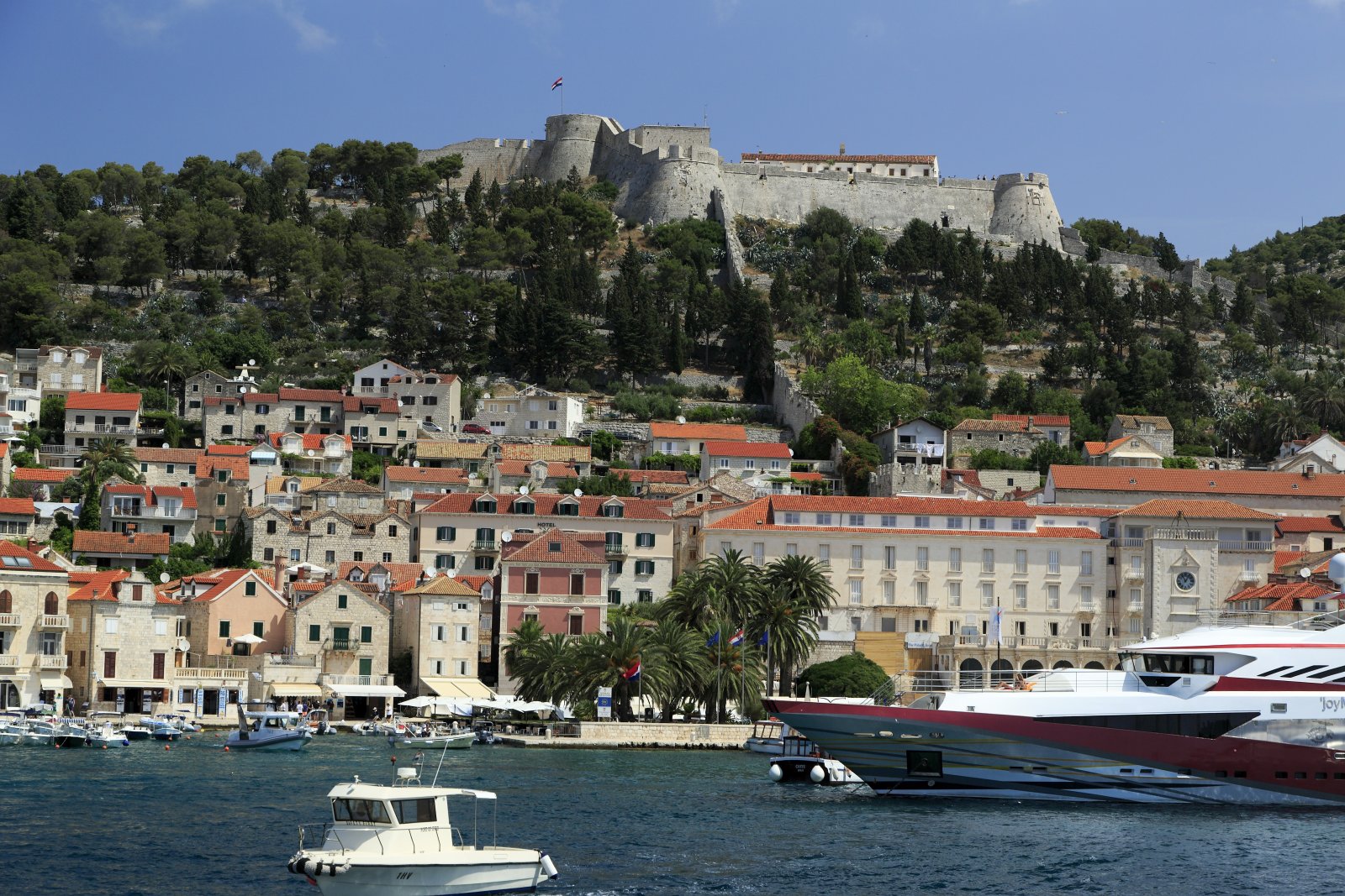 La isla de Hvar: la más famosa costa dálmata - Lesina | Secret World Trip Planner