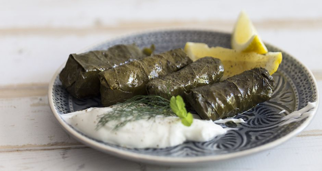 Řecké dolmady - plněné vinné listy - Athina | Secret World Trip Planner