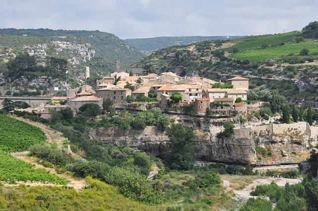 Sráidbhaile meánaoiseach na Minerve - Minerve | Secret World Trip Planner