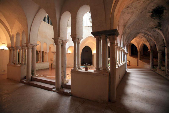 Abbaye de la Sainte-Trinité : un joyau - Corpo di Cava | Secret World Trip Planner