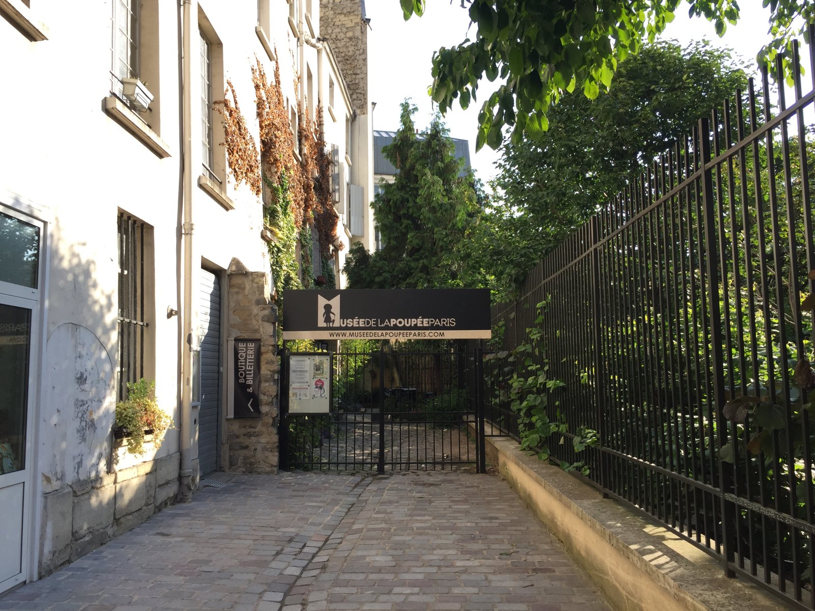Musée de la Poupée katika Paris - Paris | Secret World Trip Planner