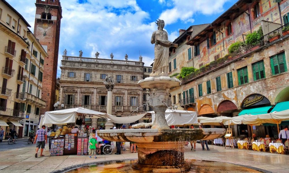 Verona i prelijepa Piazza Erbe - Verona | Secret World Trip Planner