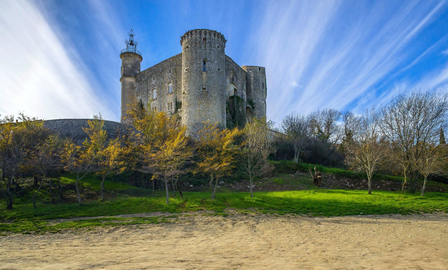 Castelos franceses desconhecidos-Château de Lussan  - Lussan | Secret World Trip Planner