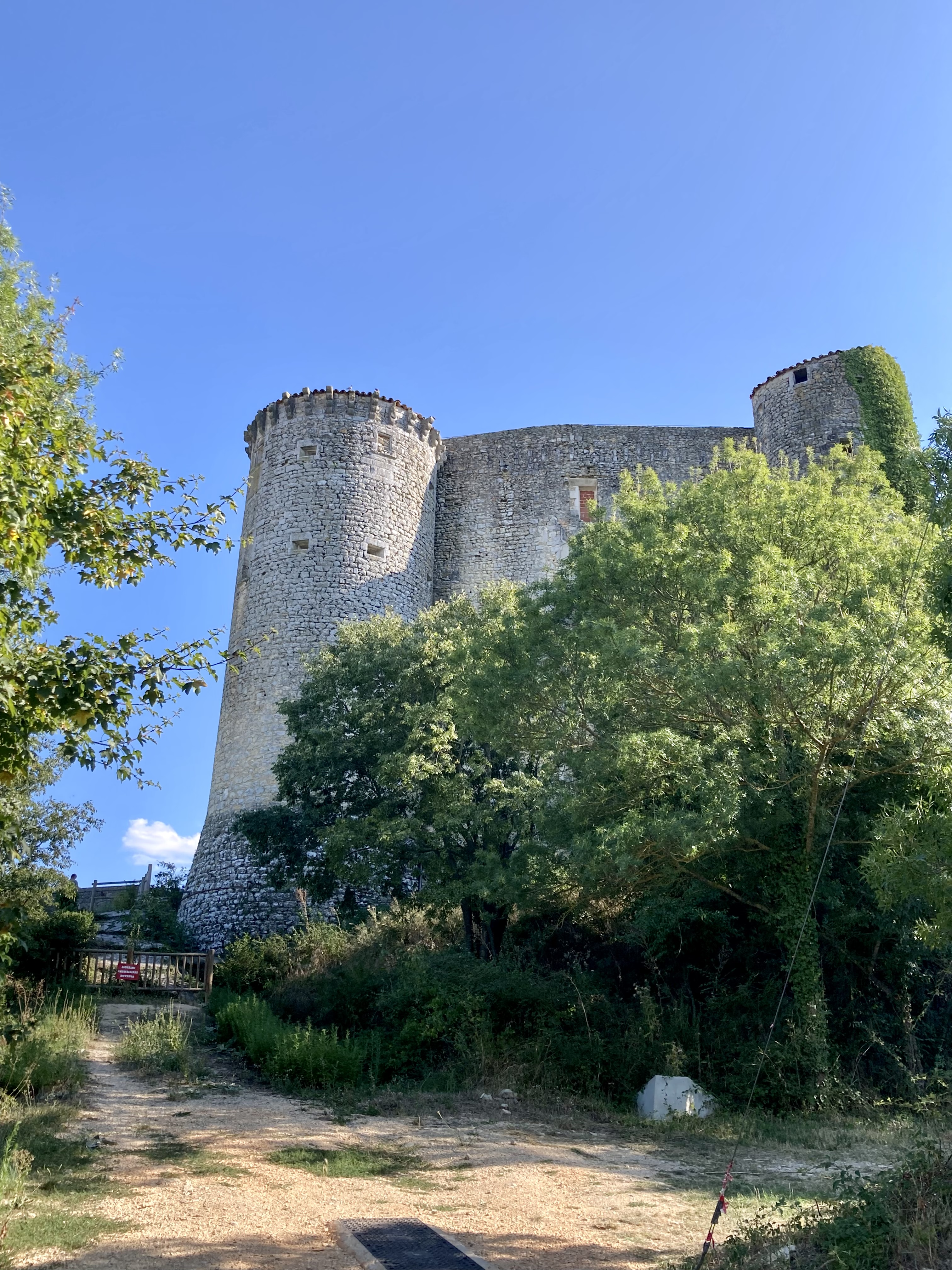 Castelos franceses desconhecidos-Château de Lussan  - Lussan | Secret World Trip Planner