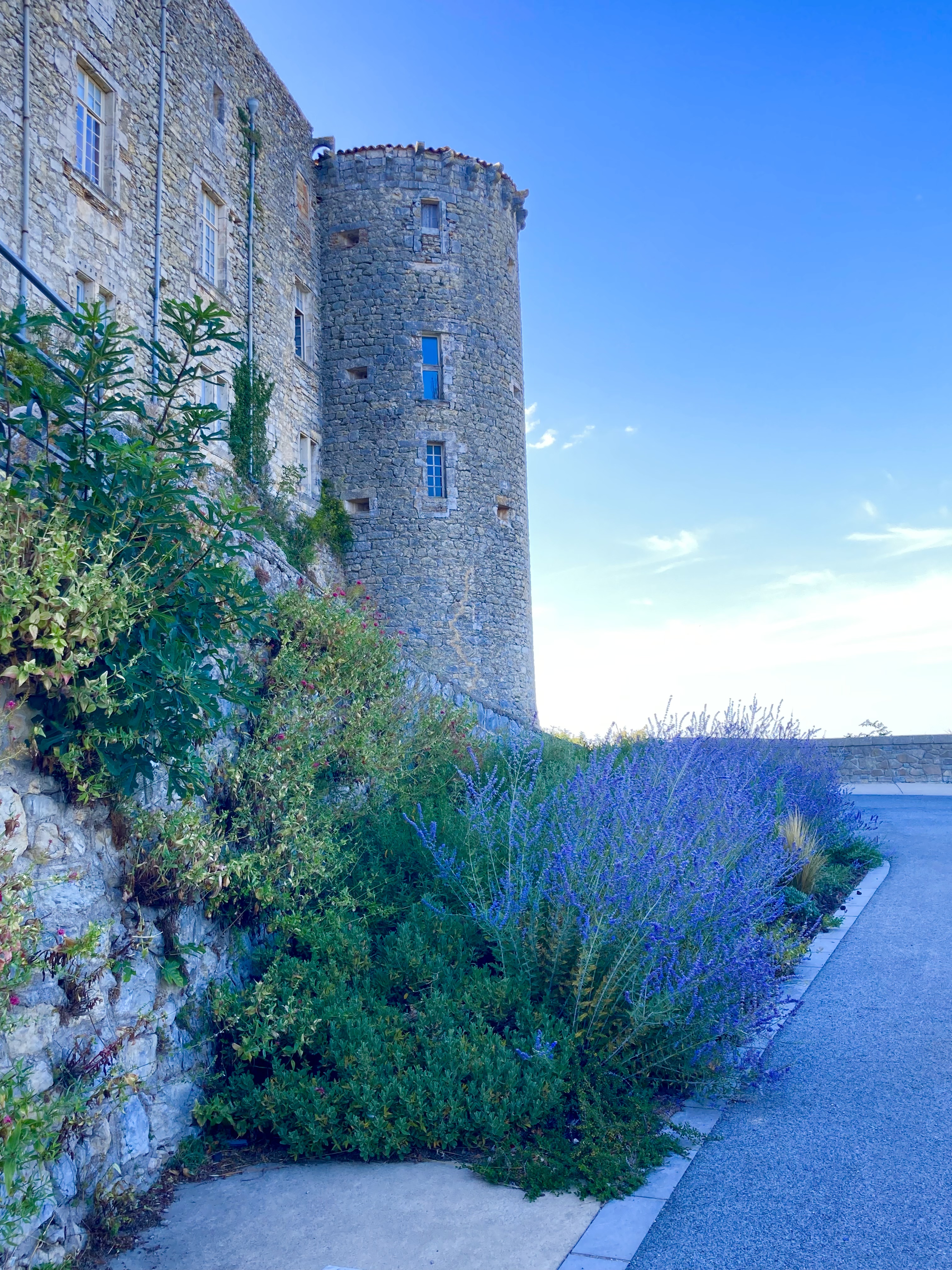 Castelos franceses desconhecidos-Château de Lussan  - Lussan | Secret World Trip Planner