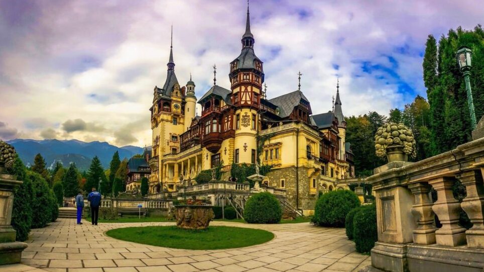 El castillo de Peles, un castillo neorrenacentista en las montañas — Sinaia