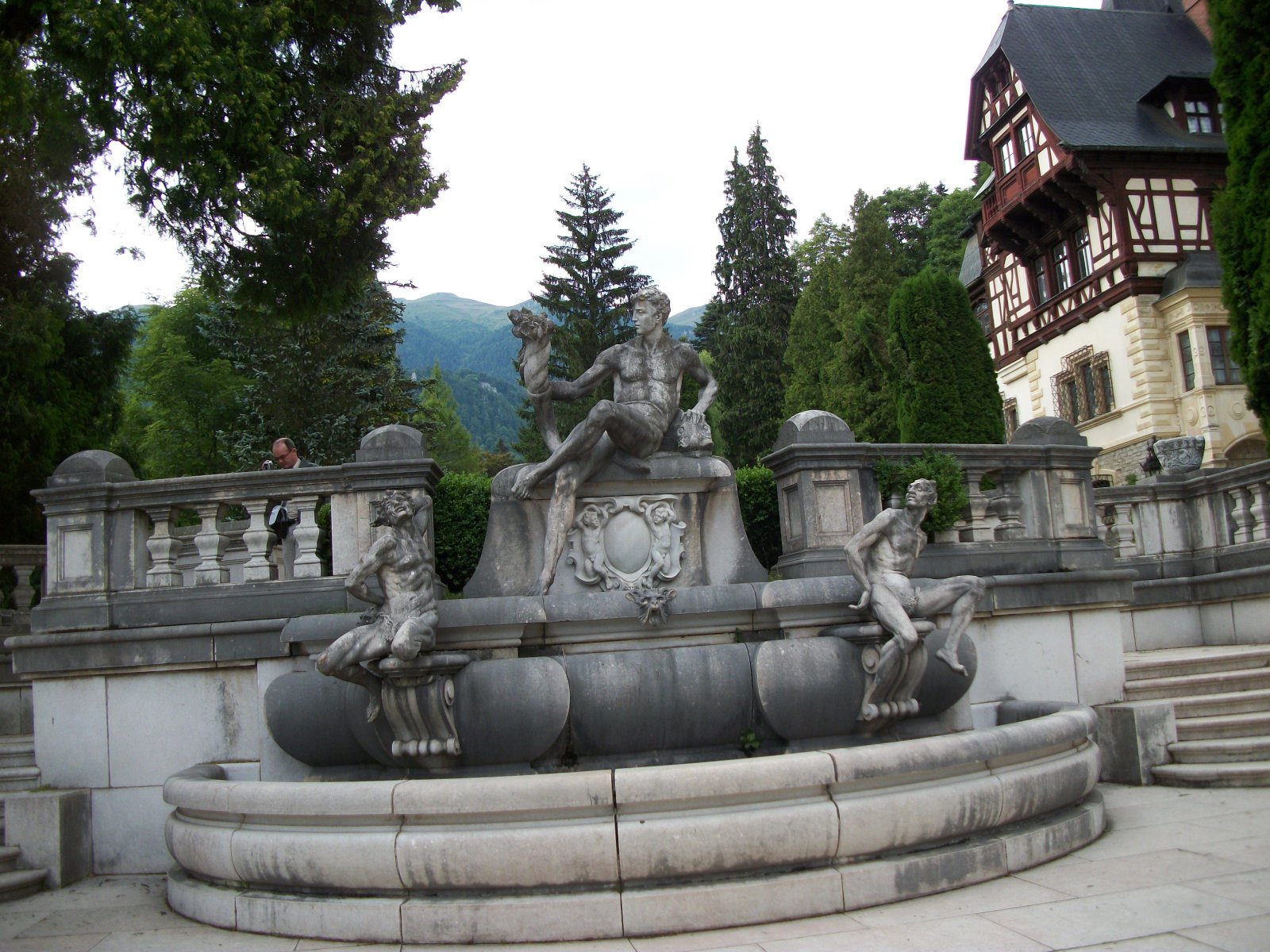 El castillo de Peles, un castillo neorrenacentista en las montañas - Sinaia | Secret World Trip Planner