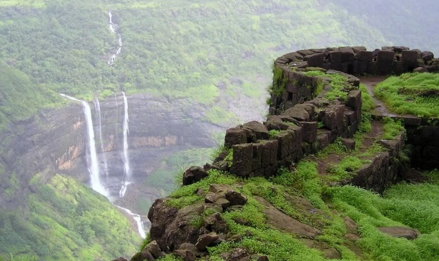 Ing Lohagad Fort (Wesi Fort) , 10 km adoh saka Lonavala - Lohagad Trek Rd | Secret World Trip Planner
