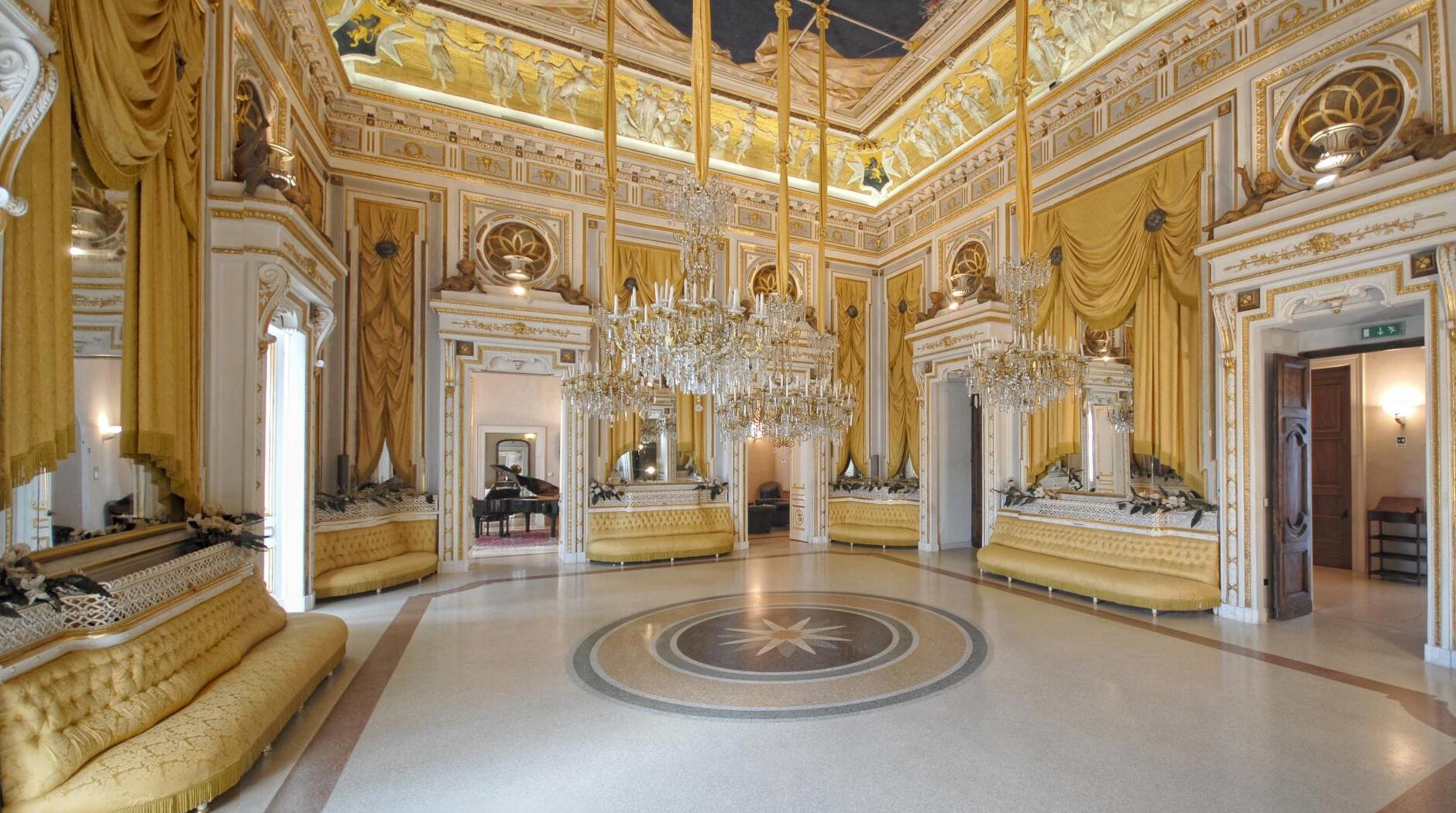 کلابریا / Salone degli Specchi - Corigliano Calabro | Secret World Trip Planner
