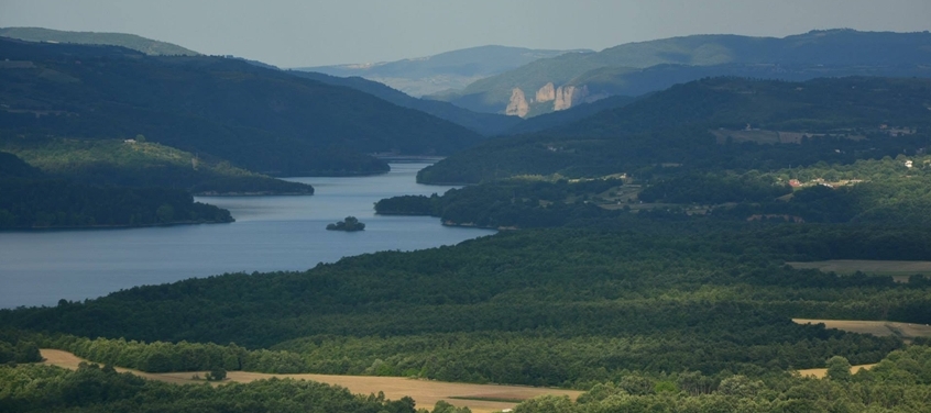 El lago Pertusillo, una joya del sur de Italia - Lago del Pertusillo | Secret World Trip Planner