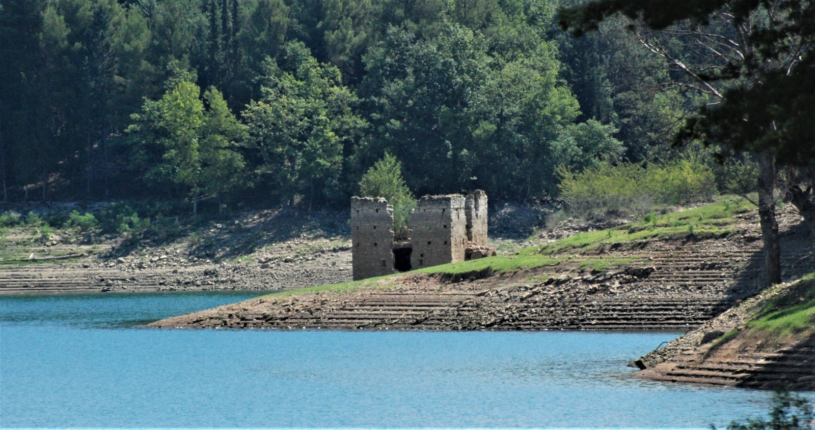 El lago Pertusillo, una joya del sur de Italia - Lago del Pertusillo | Secret World Trip Planner