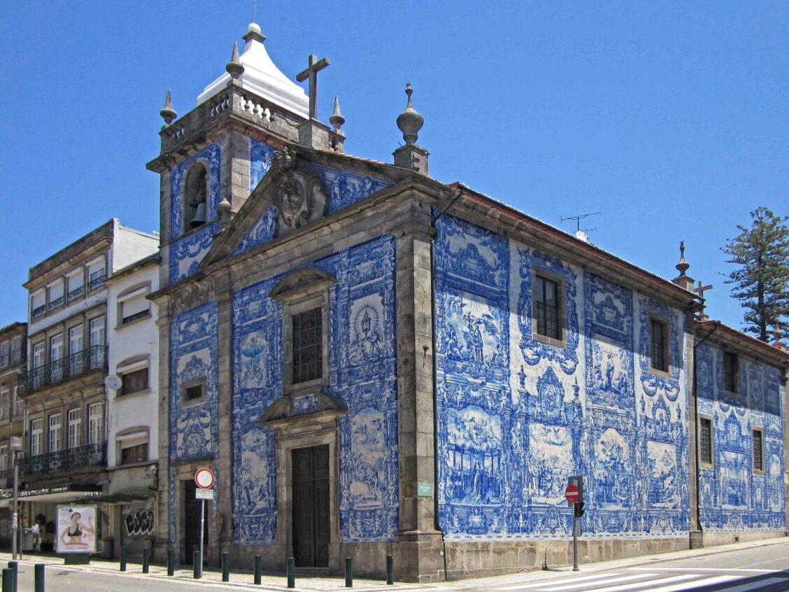 Die schöne Kapelle der Seelen von Porto - Chapel of Souls | Secret World Trip Planner