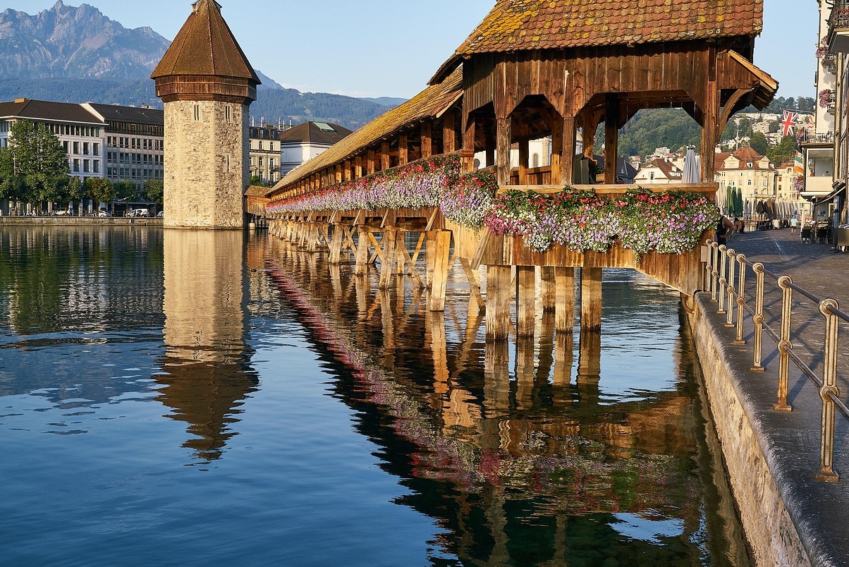 Luzern: The Kapellbrücke (פשוטו כמשמעו, Chapel Bridge)) - Luzern | Secret World Trip Planner
