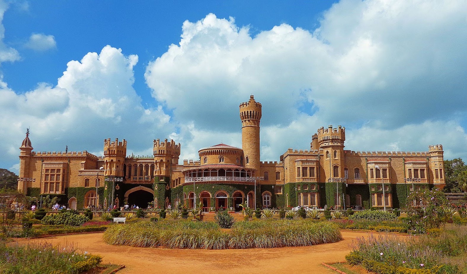 Palacio de Bangalore - Bengaluru | Secret World Trip Planner
