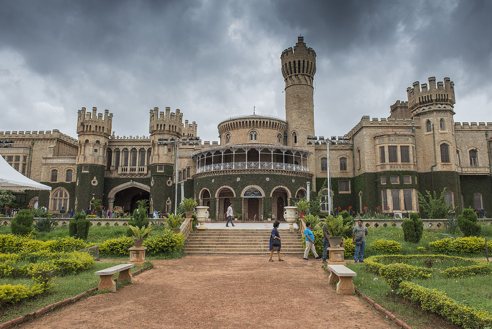 Palacio de Bangalore - Bengaluru | Secret World Trip Planner
