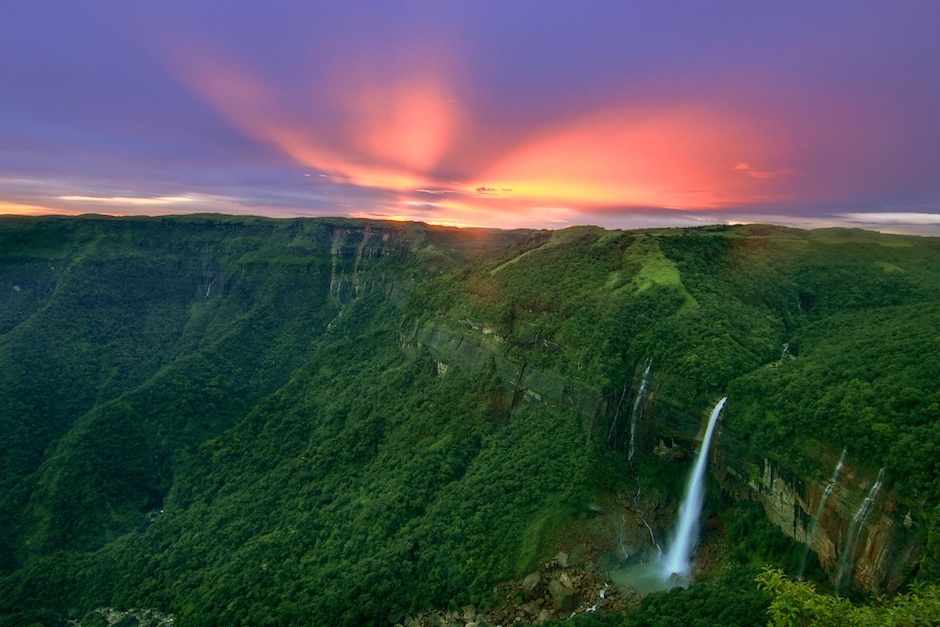Nohkalikai Falls, the tallest plunge waterfall in India - NohKaLikai Falls | Secret World Trip Planner