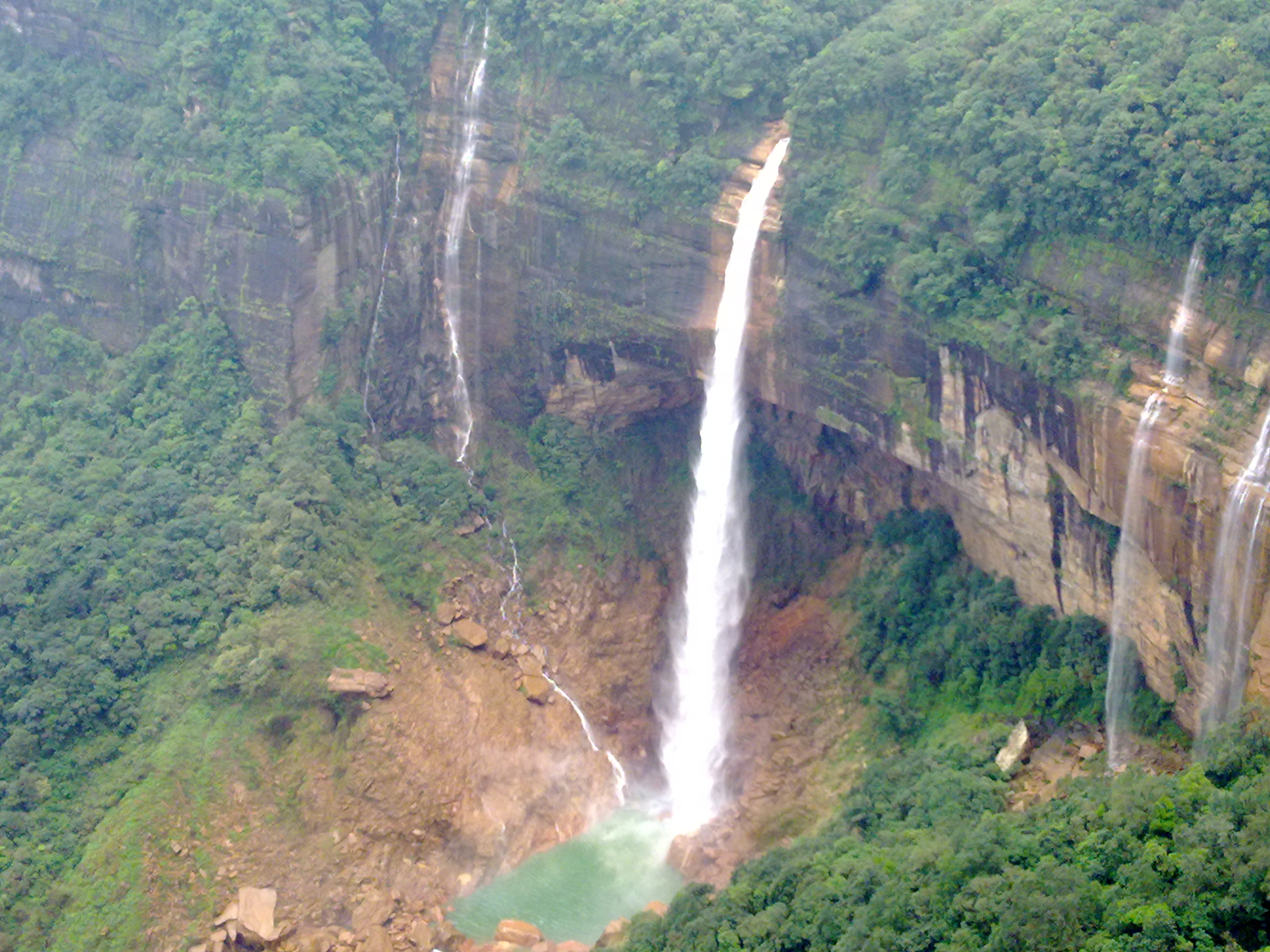 Nohkalikai Falls, the tallest plunge waterfall in India - NohKaLikai Falls | Secret World Trip Planner