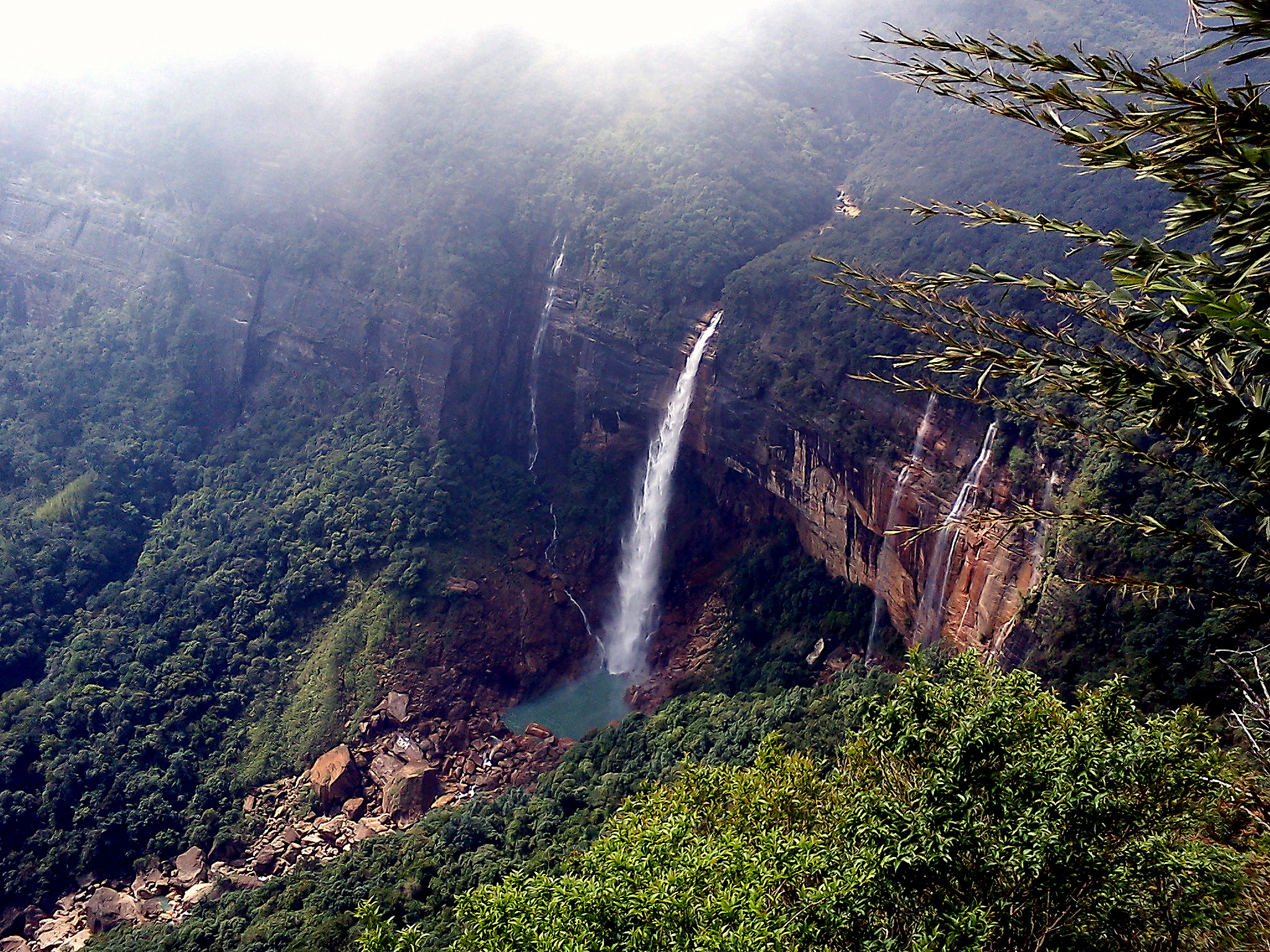 Nohkalikai Falls, the tallest plunge waterfall in India - NohKaLikai Falls | Secret World Trip Planner