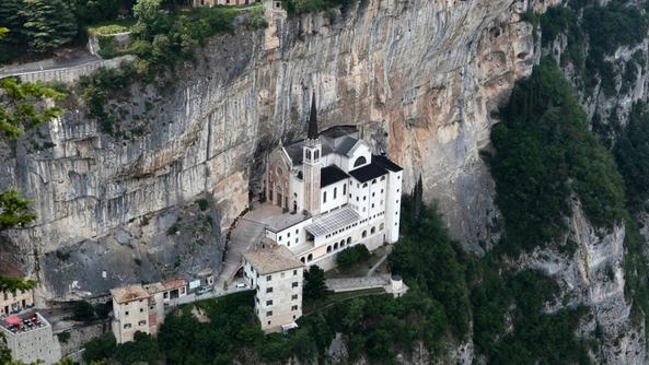 ວິຫານ Madonna della Corona - Santuario della Madonna della Corona | Secret World Trip Planner