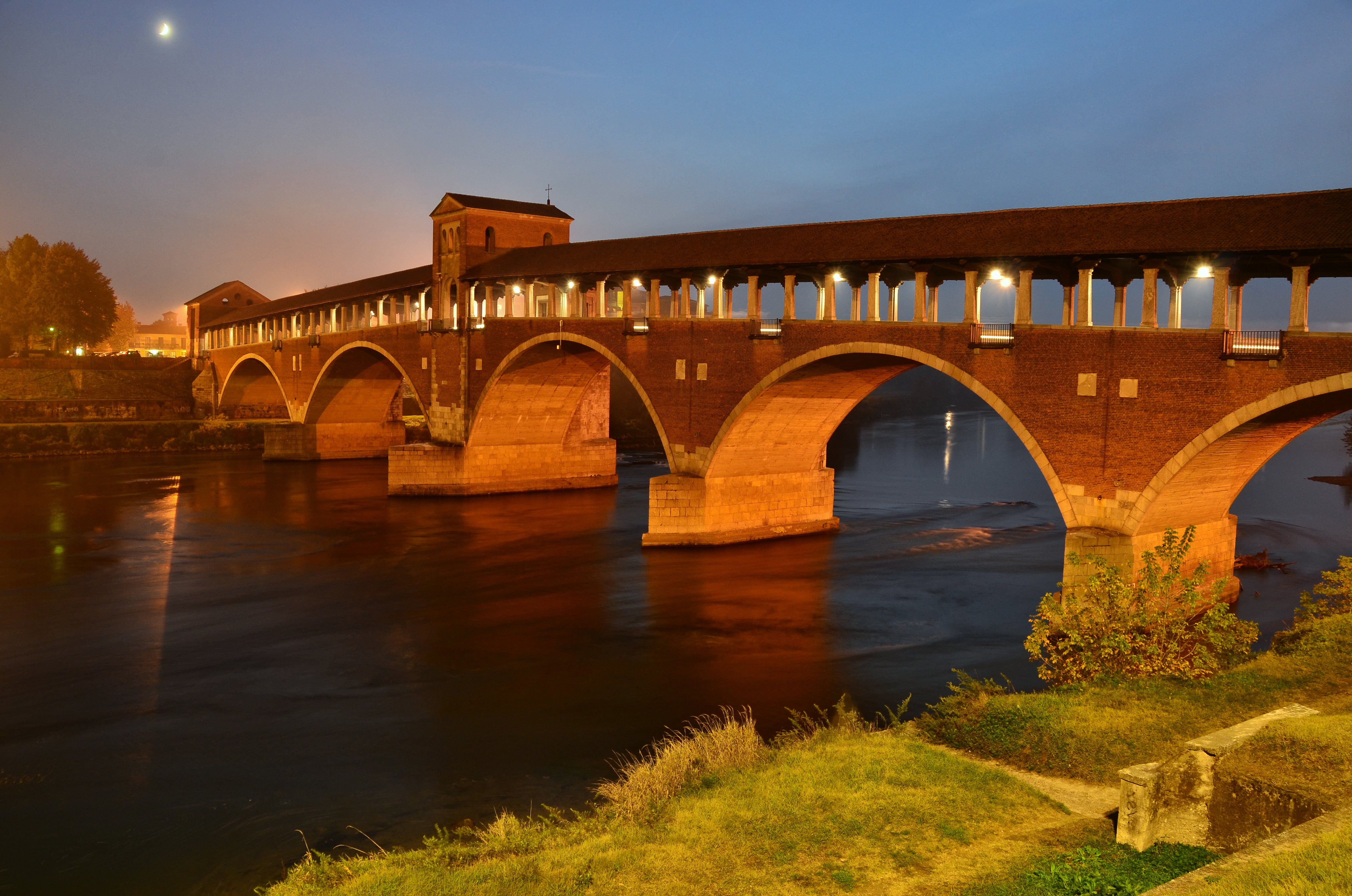 Yfirbyggð brú í Pavia - Pavia | Secret World Trip Planner