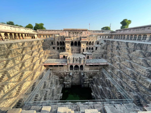 Descendiendo al misterio: El enigmático Chand Baori - Bandikui | Secret World Trip Planner