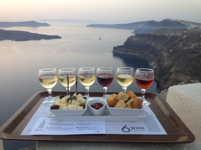 Wijnen van Santorini: Het vloeibare goud van de Egeïsche Zee - Santorini | Secret World Trip Planner