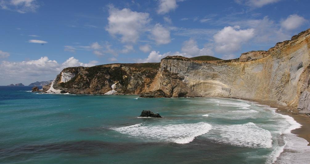 Half Moon Beach, una maravillosa playa rodeada de acantilados - Ponza | Secret World Trip Planner