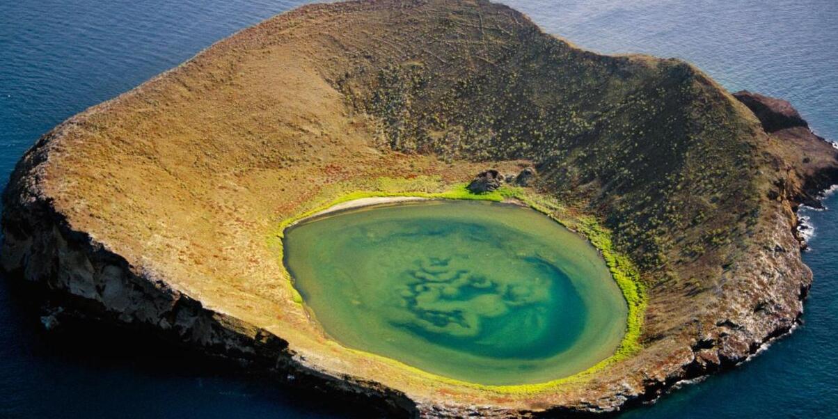 Rocas Bainbridge, una cadena de conos volcánicos de las Galápagos — Rocas Bainbridge