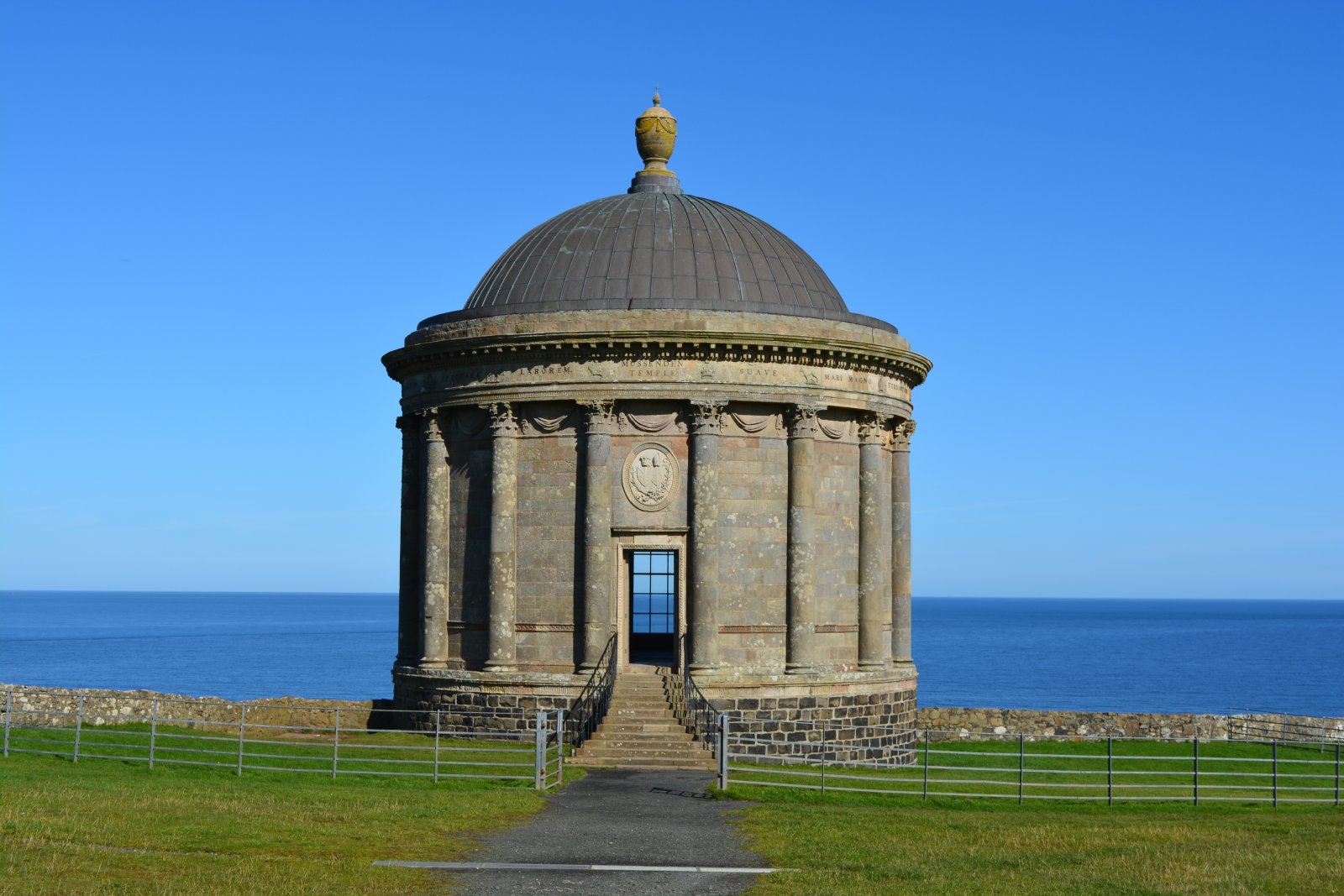 Templo y jardines de Mussenden - Seacoast Rd | Secret World Trip Planner
