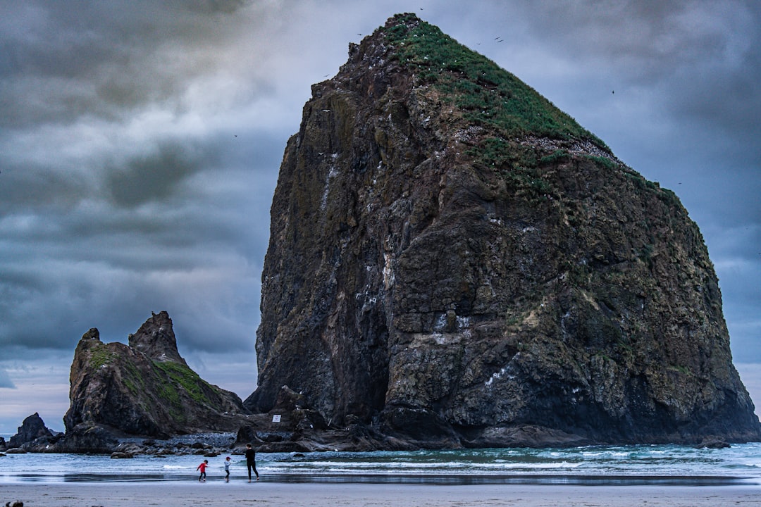 Haystack Rock: Oregon egyik legismertebb tereptárgya - Cannon Beach | Secret World Trip Planner
