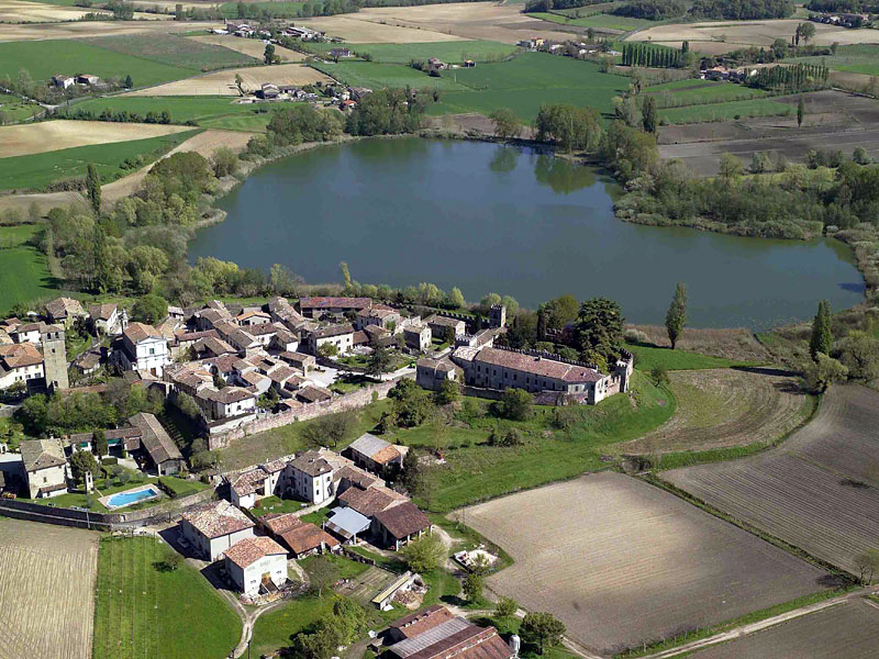 Кастелларо Лагуселло - Castellaro Lagusello | Secret World Trip Planner